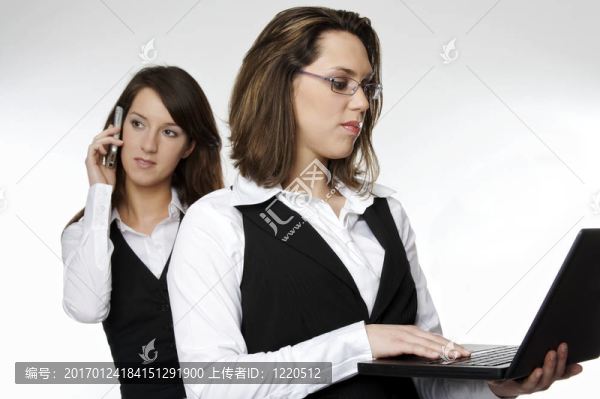 工作中的兩個女人