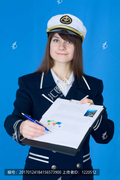 穿海制服的女孩