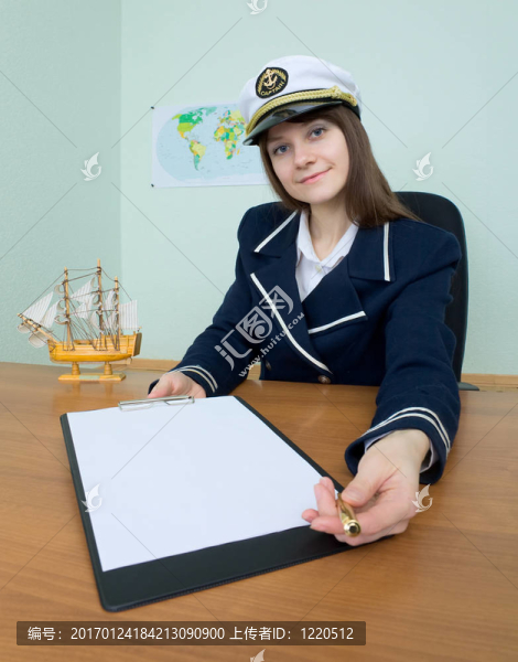 女孩在一個(gè)海洋制服與平板電腦