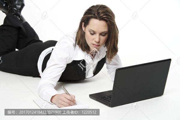 工作中的年輕女人