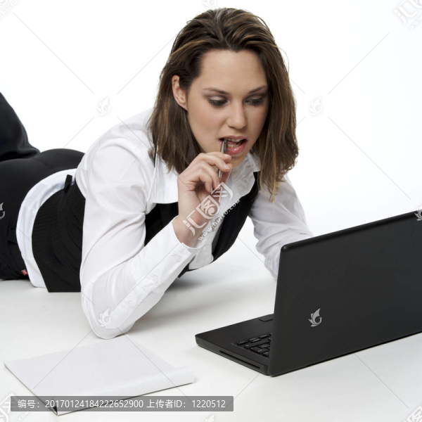 工作中的年輕女人