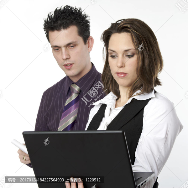 在工作的年輕夫婦