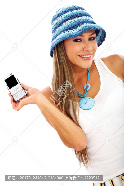 女孩展示她的電話