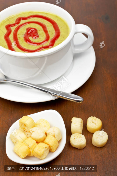 菠菜泥和面包丁