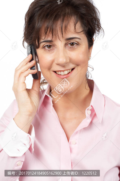 微笑的女人用電話交談