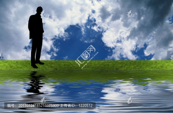 草地上的男人剪影