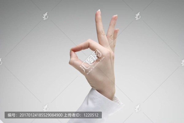 女人的手上顯示確定的符號(hào)