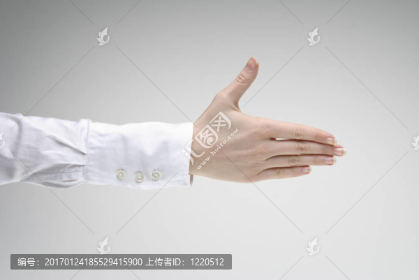 女人伸出一只手