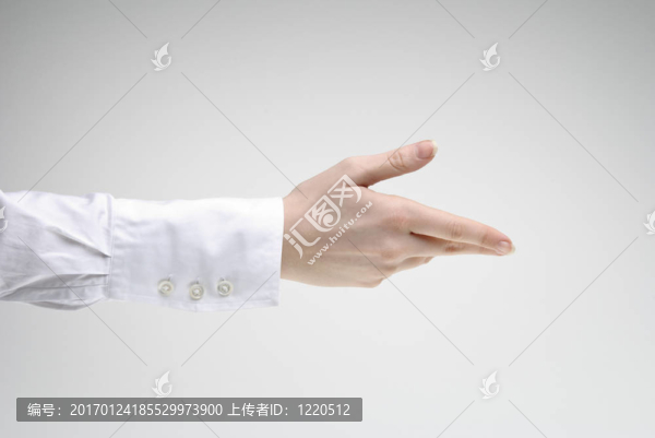 女人伸出一只手