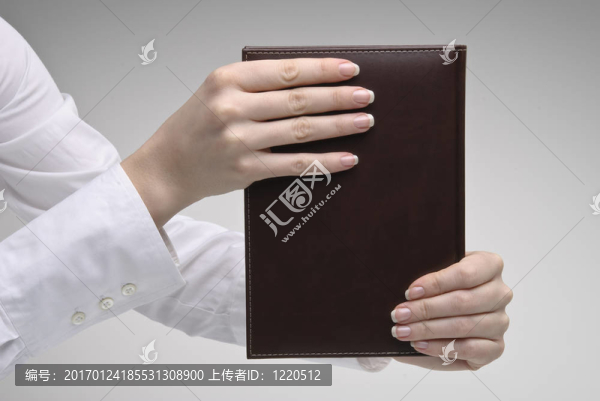 女人的手拿日記