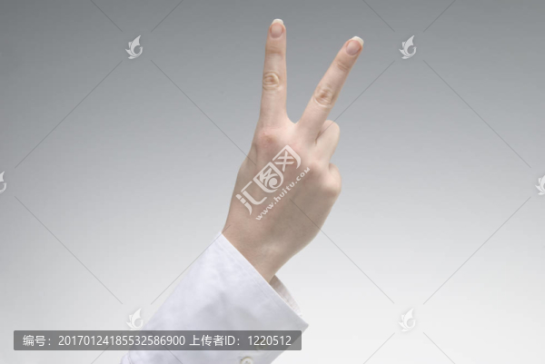 婦女的手顯示勝利的象征