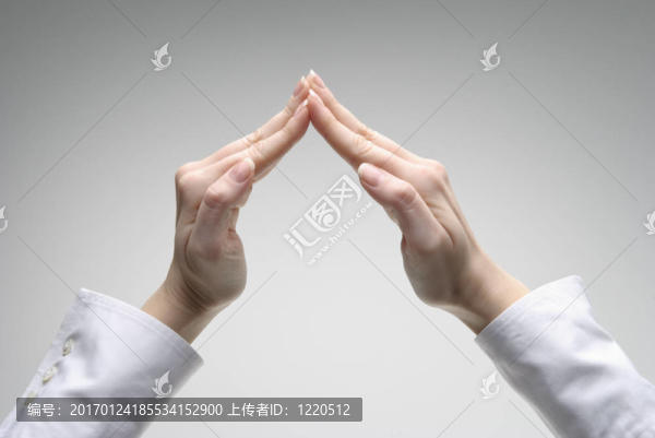婦女的手顯示屋頂符號