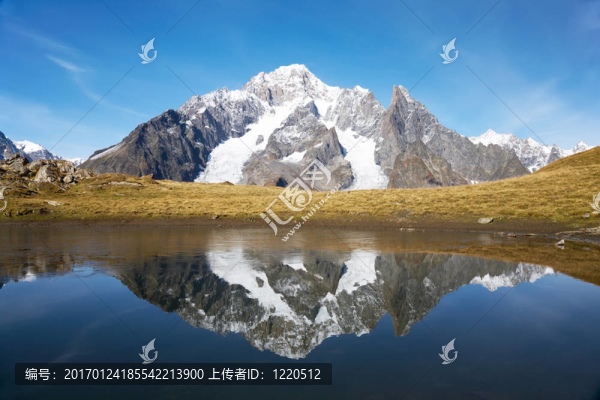 白雪皚皚的山峰