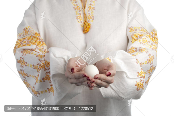 女人的手拿著雞蛋
