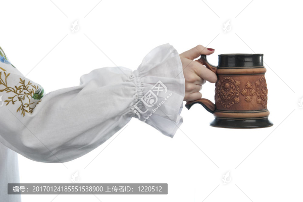 女子手持啤酒杯