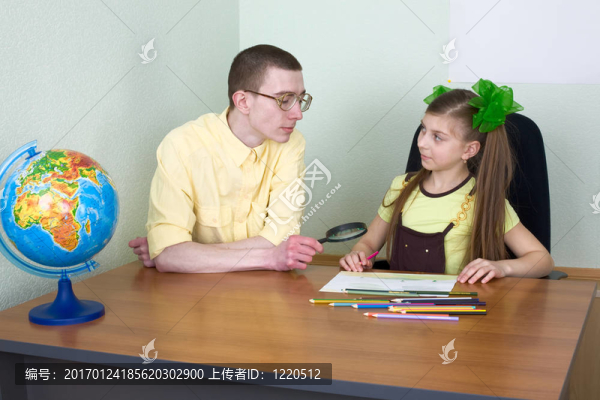 女孩和哥哥用彩色鉛筆