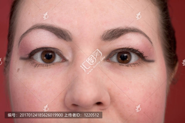 眼睛的日本女孩