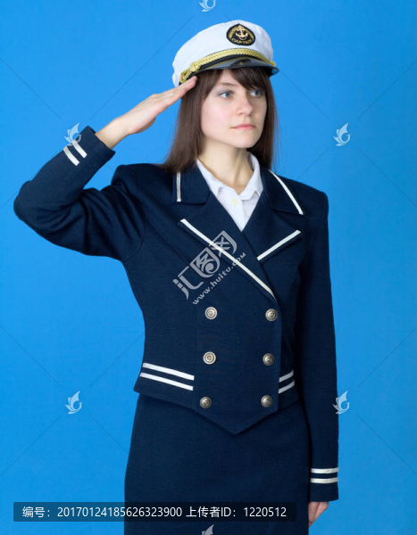 在海上制服致敬的女孩