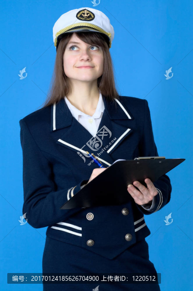 穿海制服的女孩