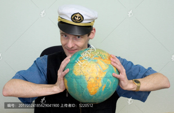 人在海上蓋壓縮地球的手