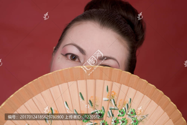 日本女孩與風扇