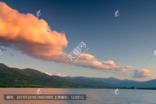 湖面上的日落