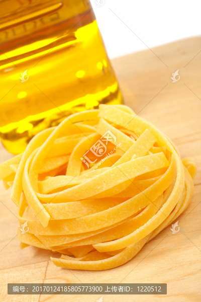 煮過的面食窩和油