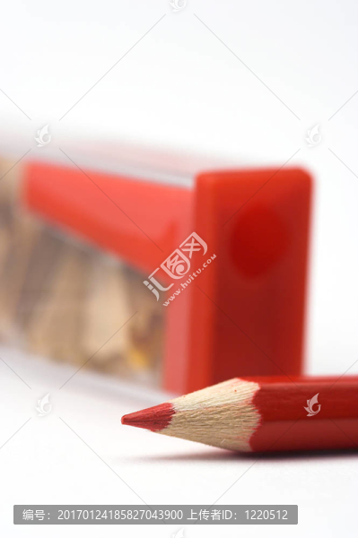 紅色的鉛筆和削筆刀