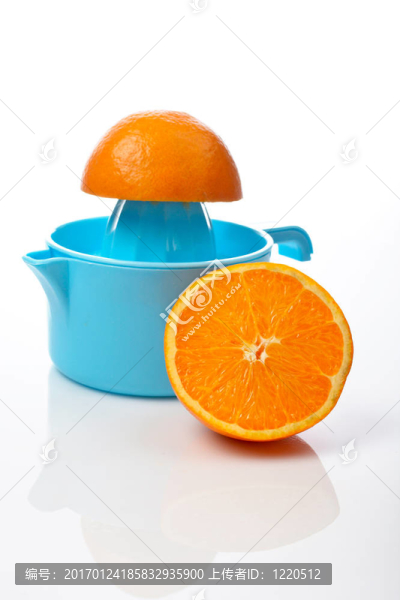 擠壓和兩個橙子