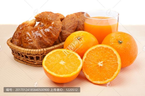 羊角面包和橙汁