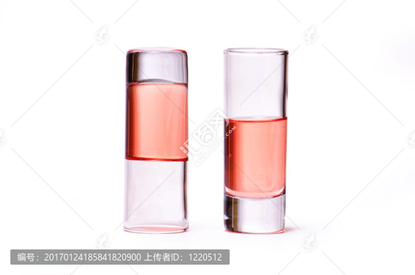 帶粉紅色液體的薄玻璃杯