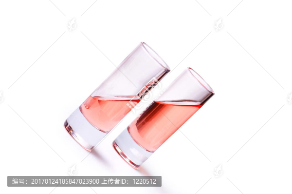 帶粉紅色液體的薄玻璃杯