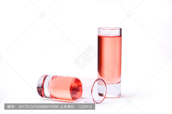 帶粉紅色液體的薄玻璃杯