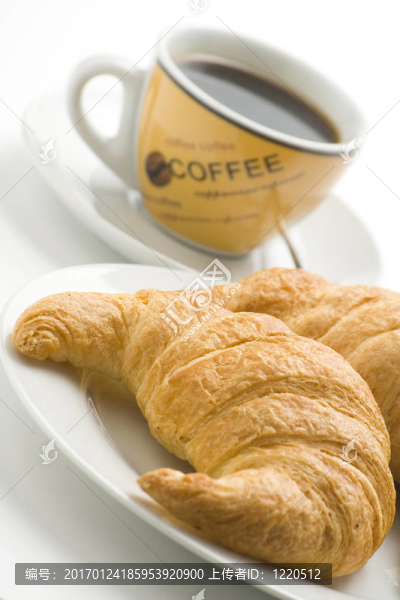 咖啡和羊角面包的美味早餐