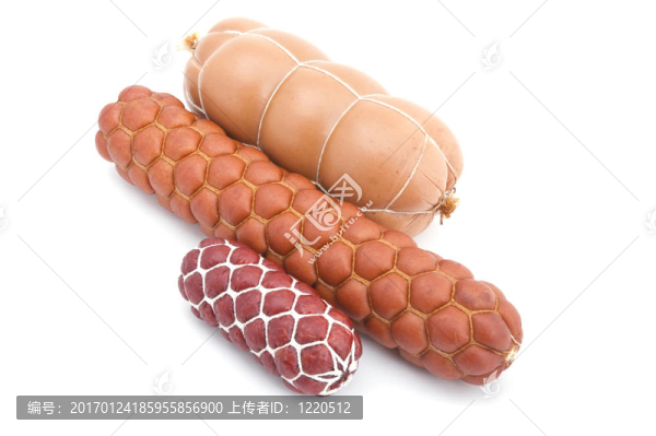 白色背景上的香腸