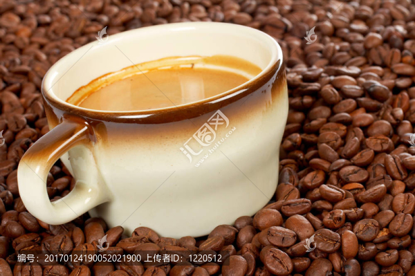 一杯咖啡周圍的咖啡豆