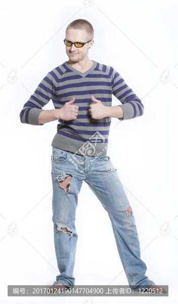 穿舊牛仔褲的快樂男人