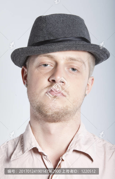 憤怒的人戴帽子
