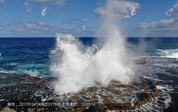 在加拉帕戈斯群島海岸的海浪壯觀的節(jié)拍