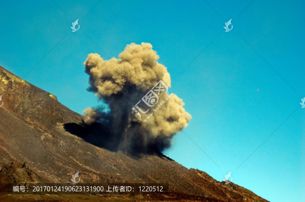 在Etna火山灰云