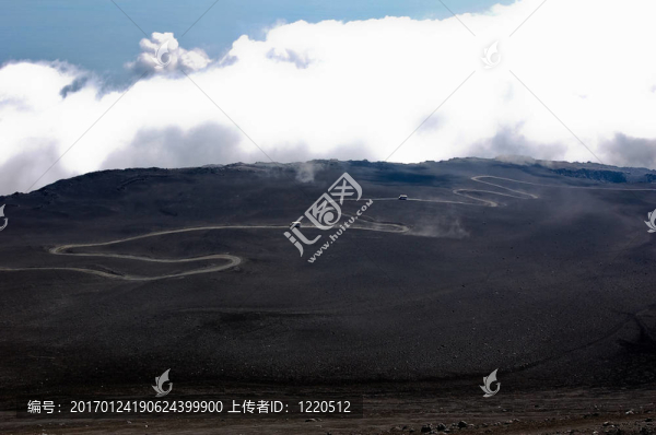 在Etna弗卡諾的風(fēng)景和蜿蜒的道路