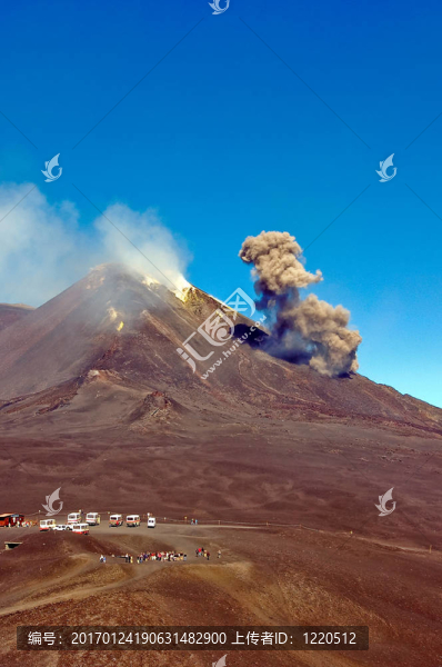 在Etna火山灰云