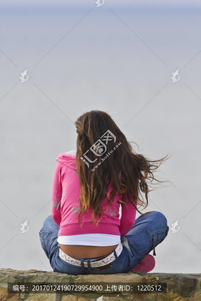 獨自看著大海的女孩
