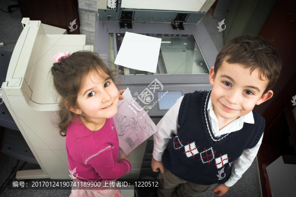 男孩；女孩和復(fù)印機(jī)
