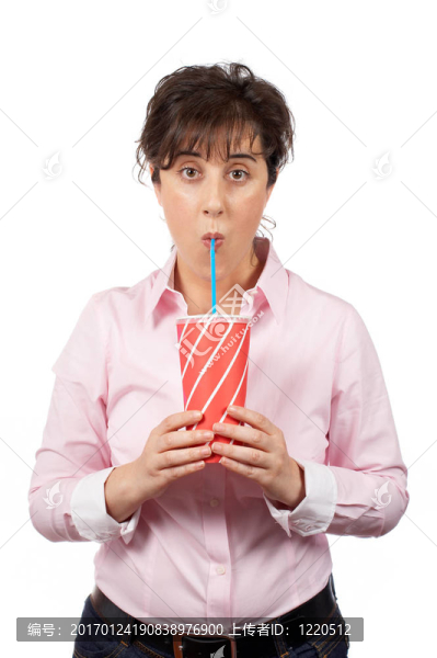 驚訝的年輕女人飲酒