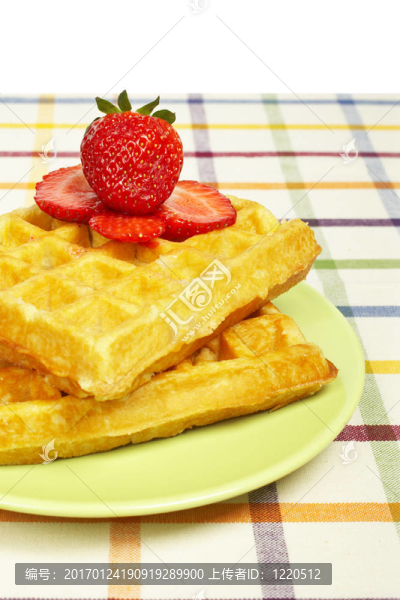 綠色板塊的華夫餅和草莓