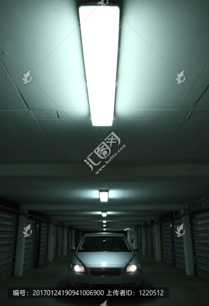 在停車場華麗的運(yùn)動車。