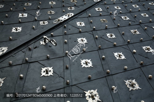 城堡的金屬門