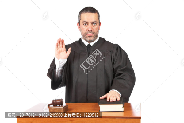 嚴肅的男法官宣誓