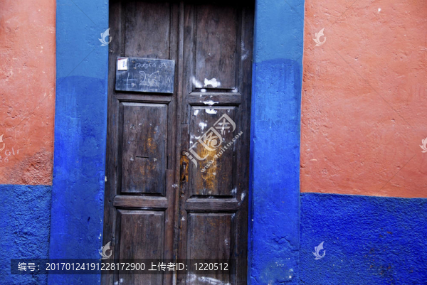 圣米格爾-德阿連德鎮(zhèn)的鄉(xiāng)村彩色門；在墨西哥。瓜納華托。